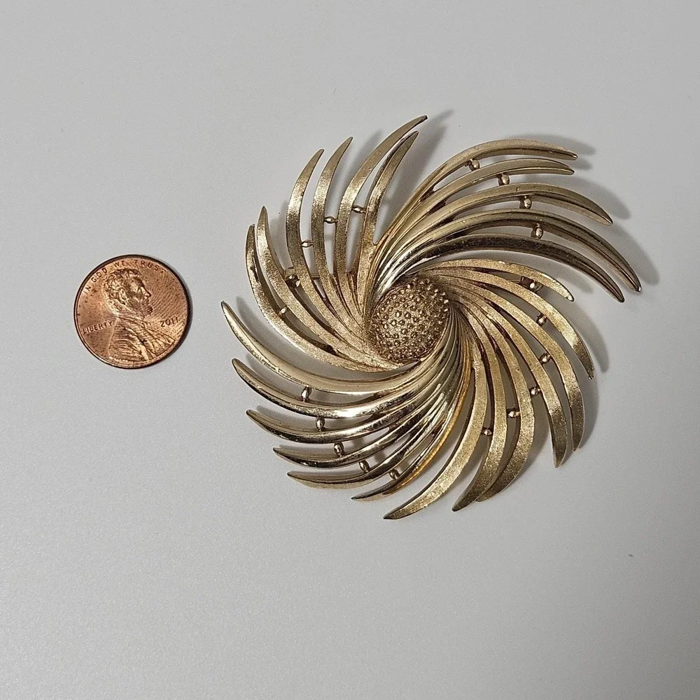 Crown Trifari Brooch Goldtone Swirl Modernist Floral Brooch 2.5